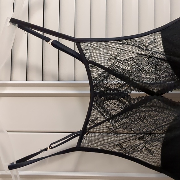 Lingerie - Picture 2 of 5